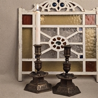 sekskantet-par-bronzelysestager-tunge-gamle-lysestager-moensterpraegede